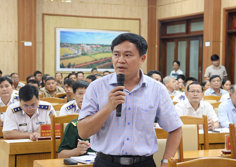 Giám đốc Sở Nông nghiệp và Phát triển nông thôn tỉnh Quảng Ngãi Hồ Trọng Phương trả lời các kiến nghị của ngư dân.