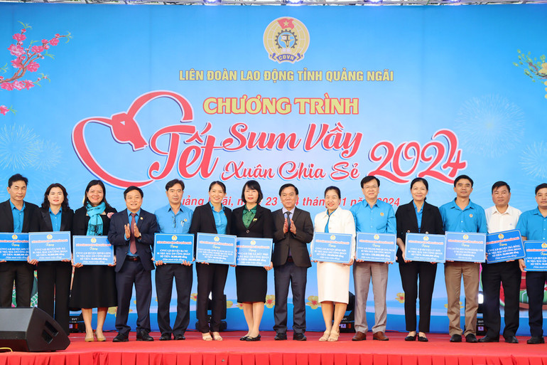 Lãnh đạo tỉnh Quảng Ngãi và Liên đoàn Lao động tỉnh Quảng Ngãi trao biểu trưng xây dựng mới nhà ở "Mái ấm Công đoàn" cho đoàn viên có hoàn cảnh khó khăn.