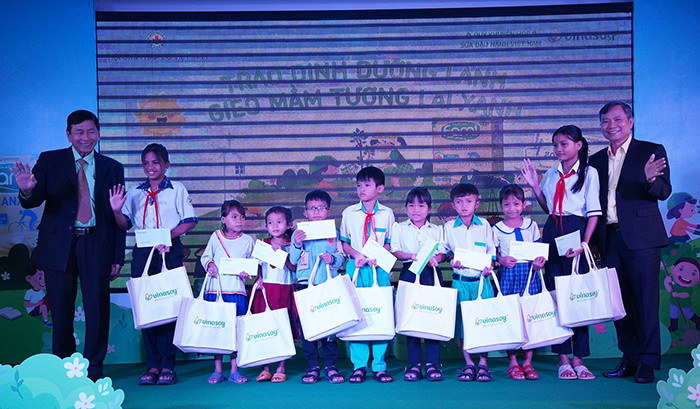 Trao tặng 10 suất học bổng cho các em học sinh nghèo, vượt khó học giỏi của tỉnh Quảng Ngãi. Trao tặng 10 suất học bổng cho các em học sinh nghèo, vượt khó học giỏi của tỉnh Quảng Ngãi.