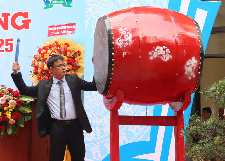 Hai năm qua, nghi thức đánh trống khai trường tại các trường học ở Quảng Ngãi do lãnh đạo nhà trường thực hiện.