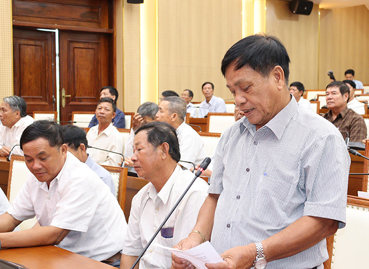 Ngư dân Nguyễn Sáu, ở phường Phổ Thạnh, thị xã Đức Phổ nêu các kiến nghị tại buổi tiếp xúc cử tri.