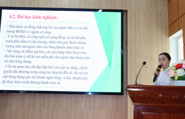 Đại diện lãnh đạo xã Nghĩa Điền, huyện Tư Nghĩa trình bày tham luận tại tọa đàm.