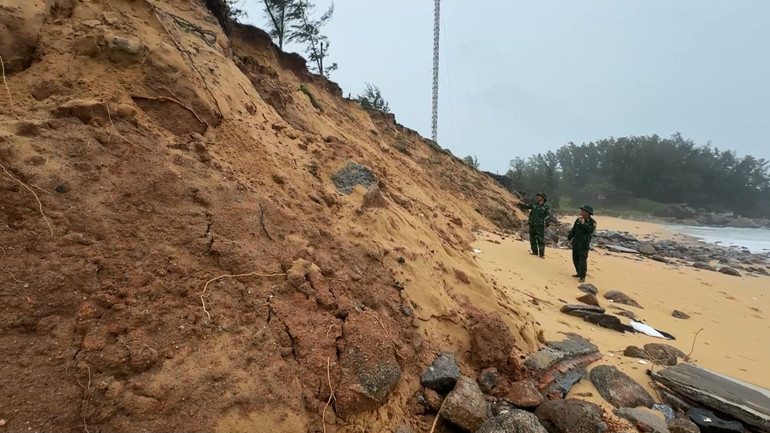 Triều cường kết hợp với sóng lớn khiến bờ biển thôn Tuyết Diêm 1, xã Bình Thuận, huyện Bình Sơn bị sạt lở dài khoảng 60m.