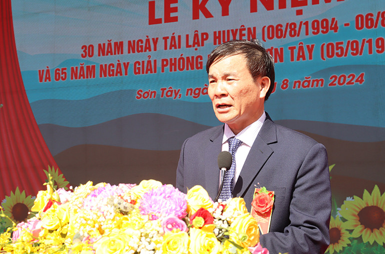 Bí thư Huyện ủy Sơn Tây Lê Văn Tùng đọc diễn văn tại buổi lễ.