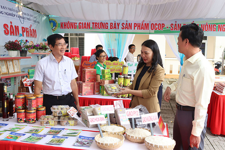Nhiều sản phẩm OCOP Quảng Ngãi được đưa lên sàn giao dịch thương mại điện tử góp phần nâng cao giá trị, hiệu quả và khả năng cạnh tranh. Nhiều sản phẩm OCOP Quảng Ngãi được đưa lên sàn giao dịch thương mại điện tử góp phần nâng cao giá trị, hiệu quả và khả năng cạnh tranh.