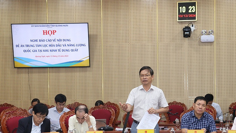 Trưởng Ban Quản lý Khu kinh tế Dung Quất và các khu công nghiệp Quảng Ngãi Trần Văn Mẫn phát biểu góp ý kiến vào đề án.