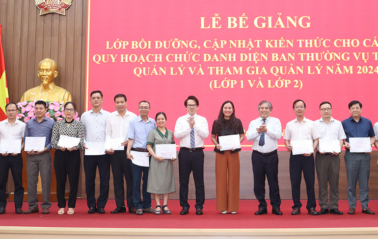 Trao chứng nhận cho các học viên tham gia lớp bồi dưỡng, cập nhật kiến thức mới.