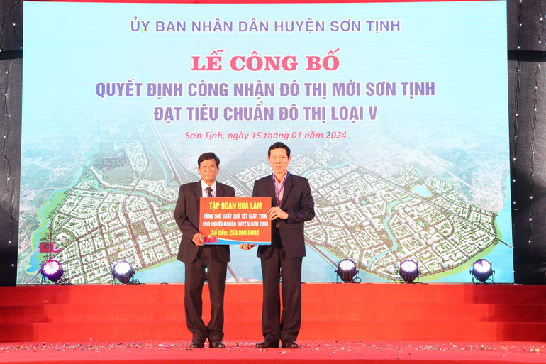 Lãnh đạo Ủy ban Mặt trận Tổ quốc Việt Nam huyện Sơn Tịnh tiếp nhận 500 suất quà Tết Giáp Thìn do Tập đoàn Hoa Lâm ủng hộ cho người nghèo huyện Sơn Tịnh