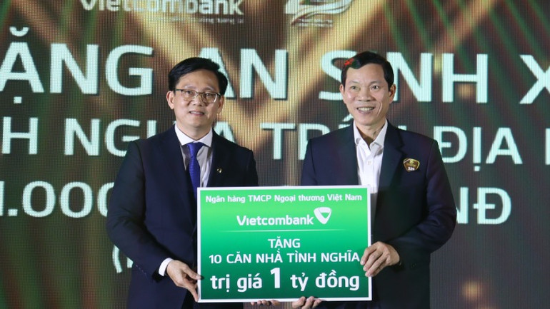 Lãnh đạo Vietcombank Quảng Ngãi trao biểu trưng tặng 1 tỷ đồng tài trợ xây dựng 10 ngôi nhà tình nghĩa cho tỉnh Quảng Ngãi. Lãnh đạo Vietcombank Quảng Ngãi trao biểu trưng tặng 1 tỷ đồng tài trợ xây dựng 10 ngôi nhà tình nghĩa cho tỉnh Quảng Ngãi.