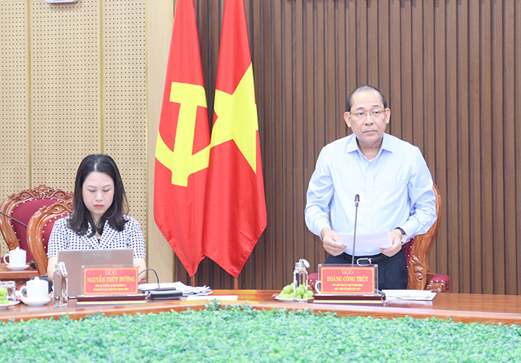 Đồng chí Hoàng Công Thủy, Phó Chủ tịch Ủy ban Trung ương Mặt trận Tổ quốc Việt Nam, Phó Trưởng Đoàn kiểm tra số 1353 công bố quyết định kiểm tra của Ban Bí thư đối với Ban Thường vụ Tỉnh ủy Quảng Ngãi. Đồng chí Hoàng Công Thủy, Phó Chủ tịch Ủy ban Trung ương Mặt trận Tổ quốc Việt Nam, Phó Trưởng Đoàn kiểm tra số 1353 công bố quyết định kiểm tra của Ban Bí thư đối với Ban Thường vụ Tỉnh ủy Quảng Ngãi.