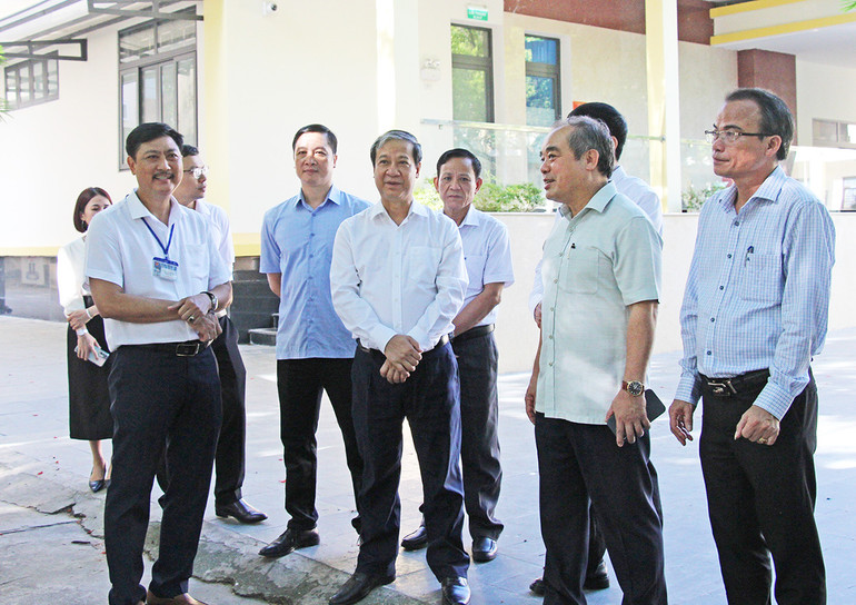 Đoàn công tác của Bộ Giáo dục và Đào tạo kiểm tra công tác chuẩn bị kỳ thi tốt nghiệp trung học phổ thông năm 2024 tại điểm thi Trường trung học phổ thông Trần Quốc Tuấn (Quảng Ngãi).