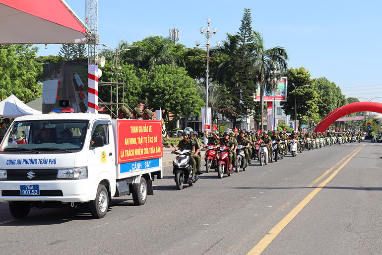 Lực lượng tham gia bảo vệ an ninh, trật tự ở cơ sở diễu hành trên các tuyến phố chính trên địa bàn thành phố Quảng Ngãi.