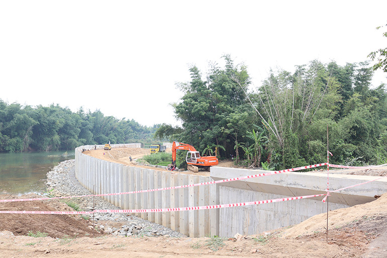 Dự án kè chống sạt lở kết hợp tạo quỹ đất bờ bắc sông Trà Khúc, đoạn qua xã Tịnh Long và Tịnh Khê hiện mới chỉ thi công đạt 51,7%.