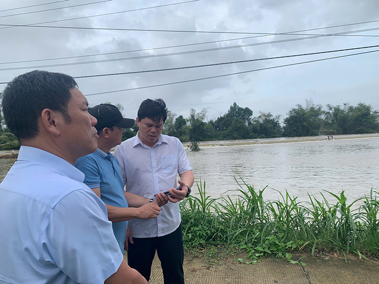 Kiểm tra tình trạng sạt lở ven bờ sông Vệ, Phó Chủ tịch Ủy ban nhân dân tỉnh Quảng Ngãi Trần Phước Hiền yêu cầu huyện Nghĩa Hành khẩn trương khắc phục tạm thời các điểm sạt lở.