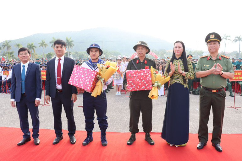 Tặng quà và hoa động viên cho đại diện các tân binh trước khi về đơn vị mới.