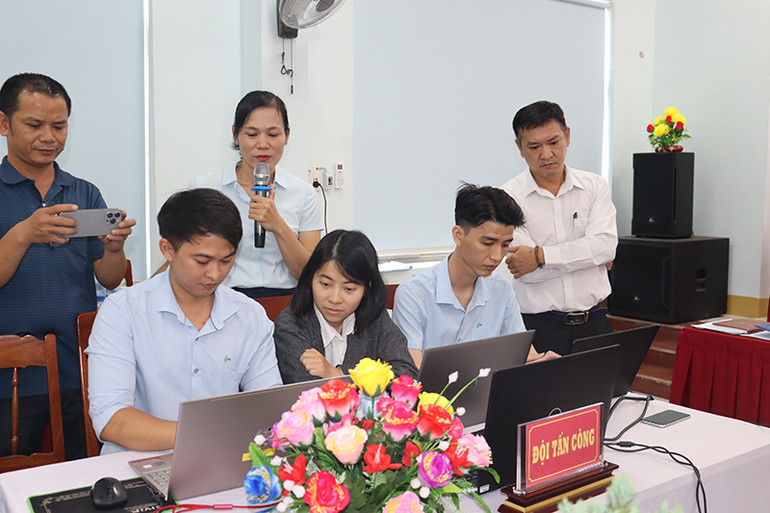 Đội tấn công đưa ra tình huống phát tán mã độc ngẫu nhiên vào hệ thống thông tin của Ủy ban nhân dân cấp xã. Đội tấn công đưa ra tình huống phát tán mã độc ngẫu nhiên vào hệ thống thông tin của Ủy ban nhân dân cấp xã.