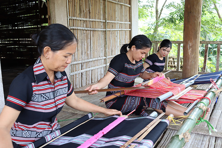 Nghề dệt thổ cẩm truyền thống của đồng bào dân tộc Hrê ở thôn Làng Teng, xã Ba Thành, huyện Ba Tơ là Di sản văn hóa phi vật thể quốc gia.