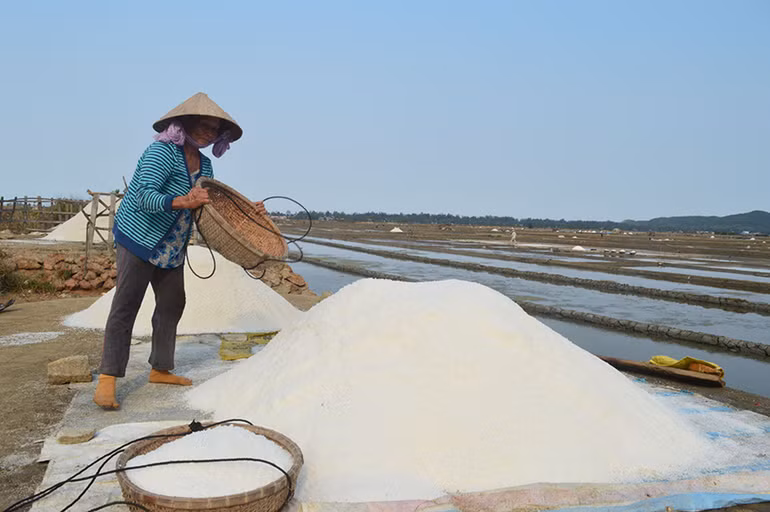 Dự án bảo tồn đồng muối truyền thống Sa Huỳnh gắn với phát triển du lịch cộng đồng sẽ giúp diêm dân tăng sinh kế, nâng cao đời sống.