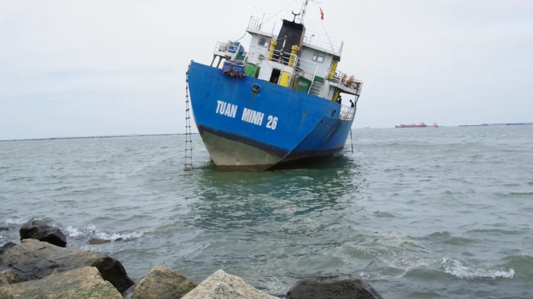 Các cơ quan chức năng đang tiếp tục cập nhật diễn biến tình hình để có biện pháp cứu hộ tàu Tuấn Minh 26 bị mắc cạn.