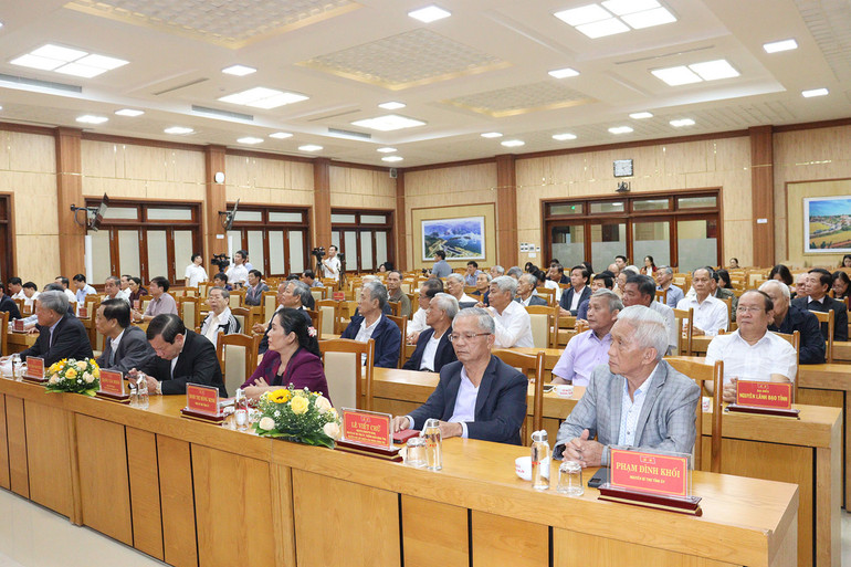 Các đồng chí nguyên lãnh đạo chủ chốt tỉnh Quảng Ngãi qua các thời kỳ tham dự tại buổi gặp mặt.