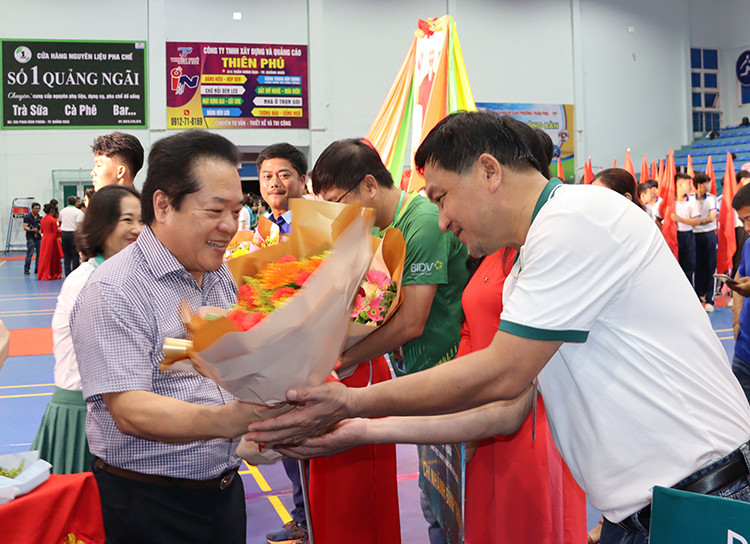 Phó Chủ tịch Ủy ban nhân dân tỉnh Quảng Ngãi Võ Phiên tặng hoa cho các đoàn tham dự Hội thao.