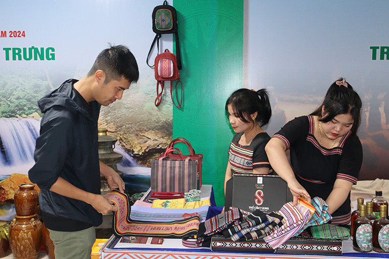 Thổ cẩm Làng Teng ngày càng phát triển và vươn xa.