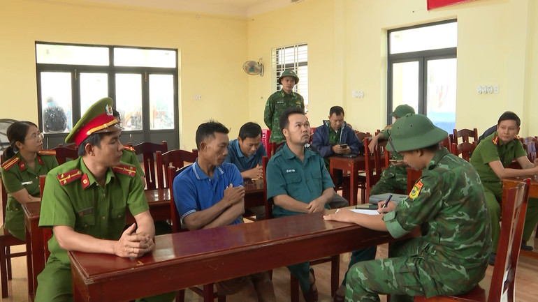 Lực lượng chức năng lập biên bản xử phạt vi phạm hành chính đối với ông Nguyễn Văn Hòa, ở thôn Phước Thiện 1, xã Bình Hải vì vi phạm lệnh cấm biển của tỉnh.