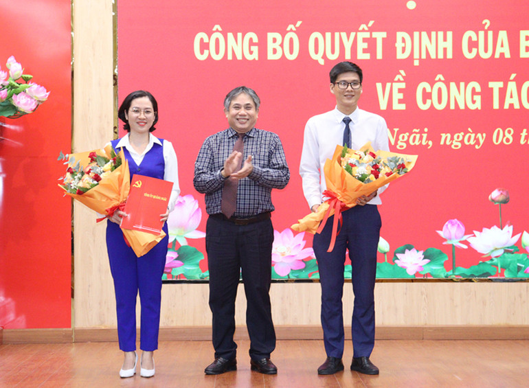 Lãnh đạo Ban Tổ chức Tỉnh ủy Quảng Ngãi trao Quyết định luân chuyển và tặng hoa chúc mừng 2 cán bộ trẻ về xã công tác. Lãnh đạo Ban Tổ chức Tỉnh ủy Quảng Ngãi trao Quyết định luân chuyển và tặng hoa chúc mừng 2 cán bộ trẻ về xã công tác.
