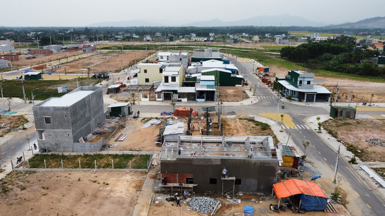 Nhiều hộ dân bị ảnh hưởng dự án cao tốc Quảng Ngãi- Hoài Nhơn, đoạn qua Quảng Ngãi đã xây dựng nhà ở kiên cố và khang trang trong các khu tái định cư.