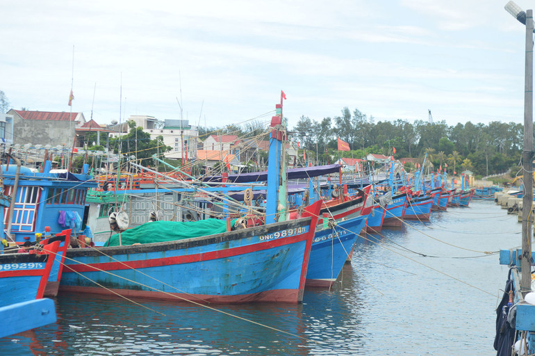 Nguy cơ xảy ra cháy tàu cá neo đậu tại các cảng cá luôn tiềm ẩn trong mỗi dịp Tết Nguyên đán nên ngư dân cần tuân thủ nghiêm các quy định về phòng cháy, chữa cháy. Nguy cơ xảy ra cháy tàu cá neo đậu tại các cảng cá luôn tiềm ẩn trong mỗi dịp Tết Nguyên đán nên ngư dân cần tuân thủ nghiêm các quy định về phòng cháy, chữa cháy.