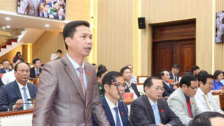 Đại biểu Hoàng Anh Ngọc chất vấn nhóm vấn đề về miền núi. Đại biểu Hoàng Anh Ngọc chất vấn nhóm vấn đề về miền núi.