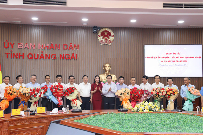 Lãnh đạo tỉnh Quảng Ngãi tặng hoa cho lãnh đạo các tập đoàn, tổng công ty đã chung tay vì người nghèo Quảng Ngãi. Lãnh đạo tỉnh Quảng Ngãi tặng hoa cho lãnh đạo các tập đoàn, tổng công ty đã chung tay vì người nghèo Quảng Ngãi.