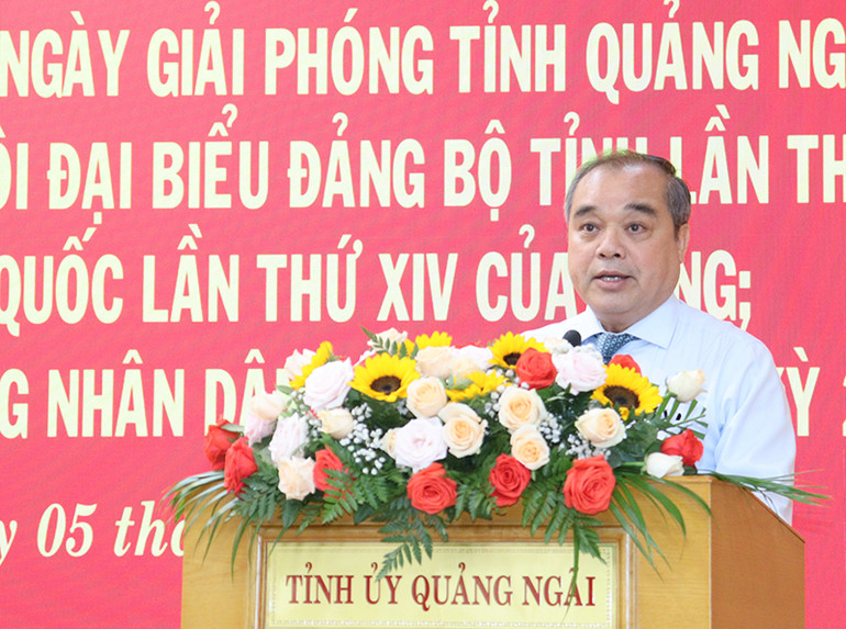 Phó Chủ tịch Thường trực phụ trách, điều hành Ủy ban nhân dân tỉnh Quảng Ngãi Trần Hoàng Tuấn phát động nội dung thi đua. Phó Chủ tịch Thường trực phụ trách, điều hành Ủy ban nhân dân tỉnh Quảng Ngãi Trần Hoàng Tuấn phát động nội dung thi đua.