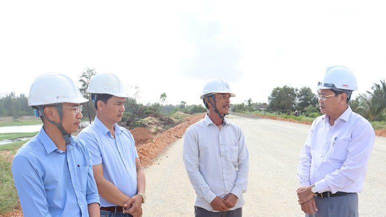 Lãnh đạo Ban Quản lý dự án đầu tư xây dựng các công trình giao thông tỉnh thường xuyên có mặt hiện trường, kịp thời tháo gỡ khó khăn, đôn đốc nhà thầu đẩy nhanh tiến độ thi công.