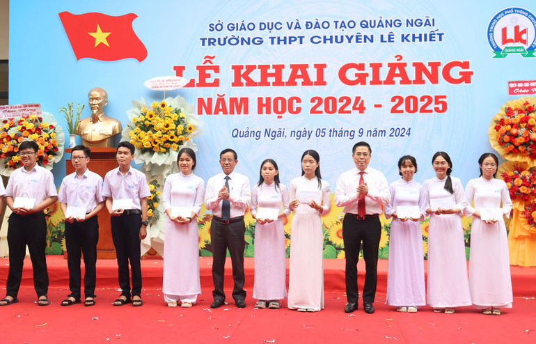 Chủ tịch Ủy ban nhân dân tỉnh Quảng Ngãi Nguyễn Hoàng Giang trao quà cho các thủ khoa trong kỳ thi vào lớp 10 năm học 2024-2025 của Trường trung học phổ thông chuyên Lê Khiết.