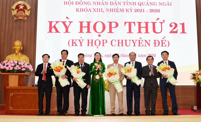 Tặng hoa chúc mừng các cán bộ được bầu bổ sung các chức danh của Hội đồng nhân dân, Ủy ban nhân dân tỉnh và các cán bộ được miễn nhiệm để nhận nhiệm vụ mới.