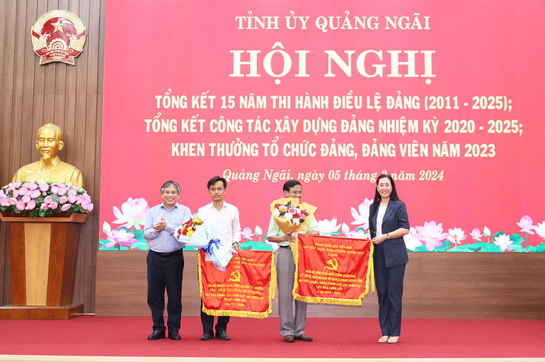 Trao Cờ của Tỉnh ủy Quảng Ngãi tặng 2 tổ chức cơ sở đảng đạt tiêu chuẩn “Hoàn thành xuất sắc nhiệm vụ” tiêu biểu 5 năm liền (2019-2023).