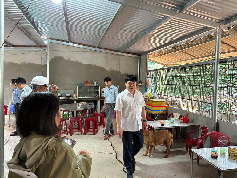 Sạt lở bờ sông Vệ đoạn qua thôn Phú Lâm Tây, xã Hành Thiện khiến nhiều nhà dân sống ven sông bị nứt.