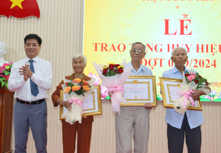 Bí thư Thị ủy Đức Phổ Đỗ Tâm Hiển trao chứng nhận Huy hiệu 60 năm tuổi Đảng cho các đảng viên.