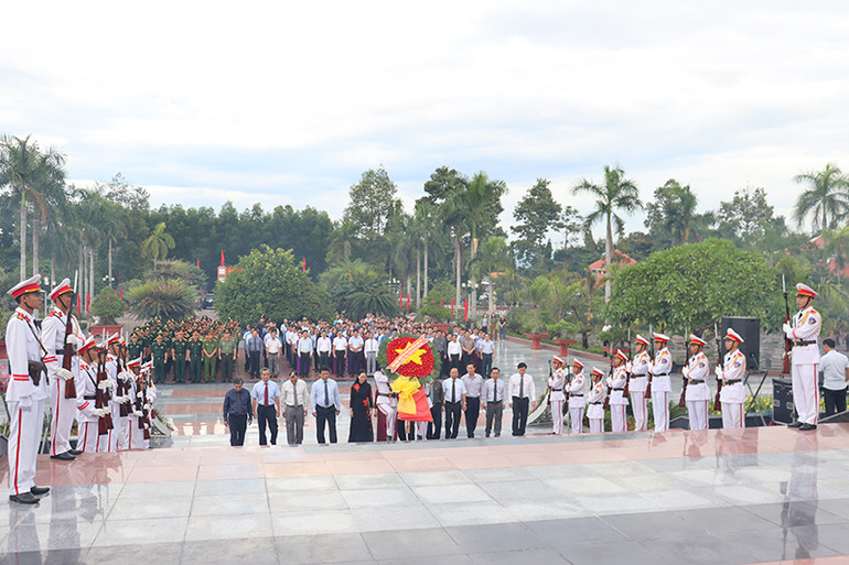 Lãnh đạo tỉnh Quảng Ngãi dâng hoa viếng các Anh hùng liệt sĩ tại Nghĩa trang liệt sĩ tỉnh Quảng Ngãi.