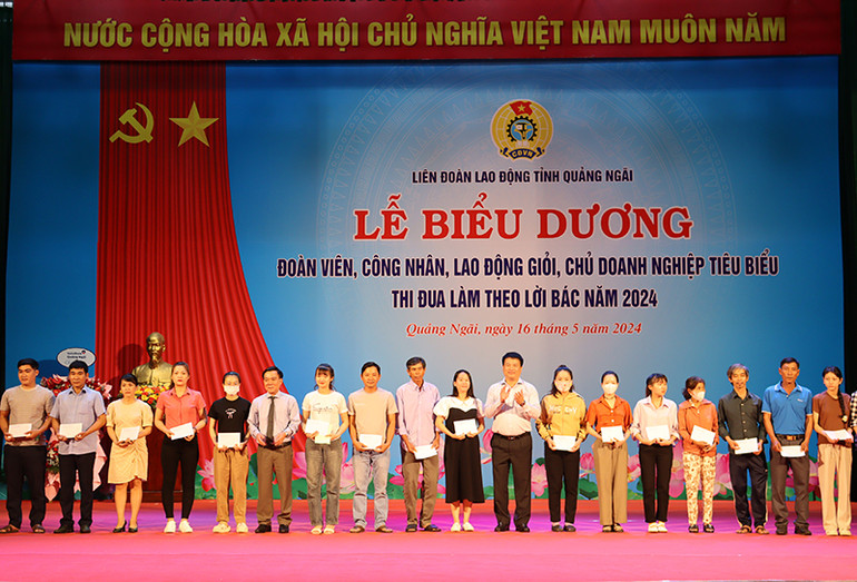 Trao tặng quà cho đoàn viên, công nhân lao động có hoàn cảnh khó khăn.