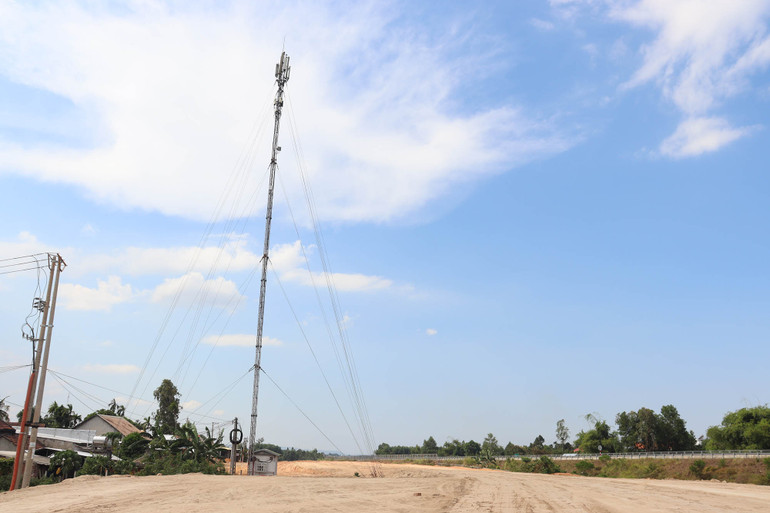 Nhiều công trình hạ tầng kỹ thuật chưa được di dời gây trở ngại, ảnh hưởng tiến độ thi công dự án cao tốc Quảng Ngãi-Hoài Nhơn.