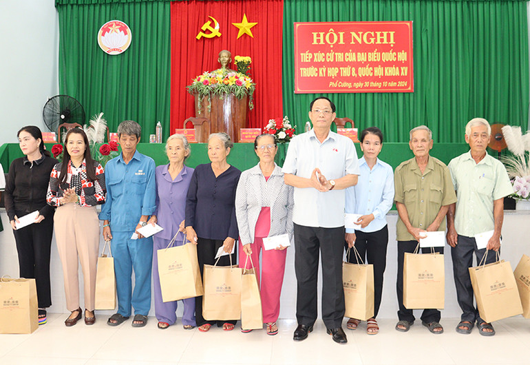 Phó Chủ tịch Quốc hội Trần Quang Phương trao tặng quà cho các gia đình chính sách có hoàn cảnh khó khăn ở xã Phổ Cường, thị xã Đức Phổ.