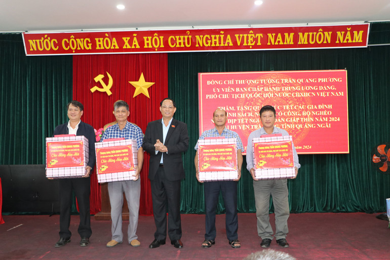 Phó Chủ tịch Quốc hội Trần Quang Phương tặng quà Tết cho gia đình chính sách, người có công, hộ nghèo ở huyện miền núi Trà Bồng.