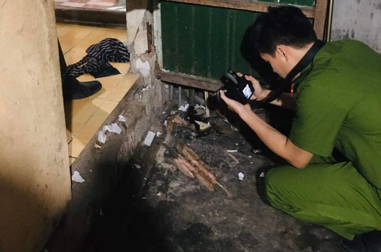 Lực lượng công an khám nghiệm hiện trường. Lực lượng công an khám nghiệm hiện trường.