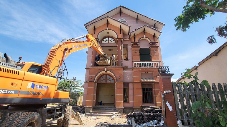 Nhiều ngôi nhà kiên cố của người dân xã Nghĩa Kỳ, huyện Tư Nghĩa được tháo dỡ nhường đất cho dự án.