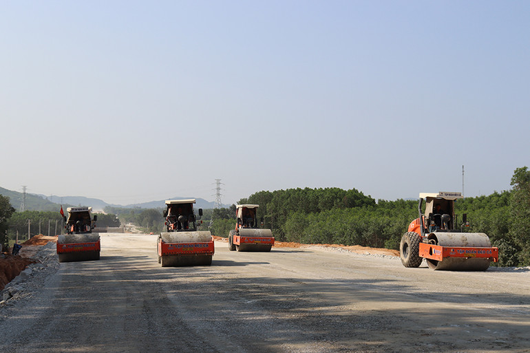 Gần 3.200 nhân sự, hơn 1.100 máy móc thiết bị thay ca nhau làm việc liên tục không ngừng nghỉ trên công trường. Gần 3.200 nhân sự, hơn 1.100 máy móc thiết bị thay ca nhau làm việc liên tục không ngừng nghỉ trên công trường.