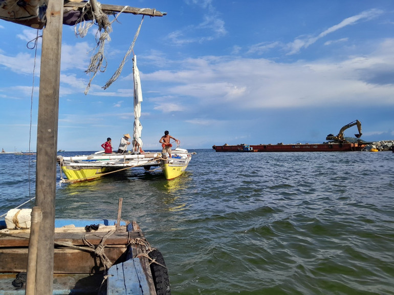 Thuyền buồm của ông Quinn Richard Anthony được ngư dân Quảng Ngãi lai dắt về neo đậu tại cửa biển Sa Huỳnh. Thuyền buồm của ông Quinn Richard Anthony được ngư dân Quảng Ngãi lai dắt về neo đậu tại cửa biển Sa Huỳnh.