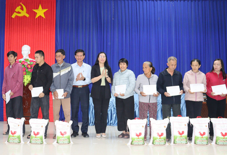 Từ nguồn kinh phí vận động các nhà hảo tâm, doanh nghiệp hỗ trợ, đợt này, Bí thư Tỉnh ủy Quảng Ngãi Bùi Thị Quỳnh Vân trao tặng 469 suất quà Tết cho người nghèo trên địa bàn tỉnh.