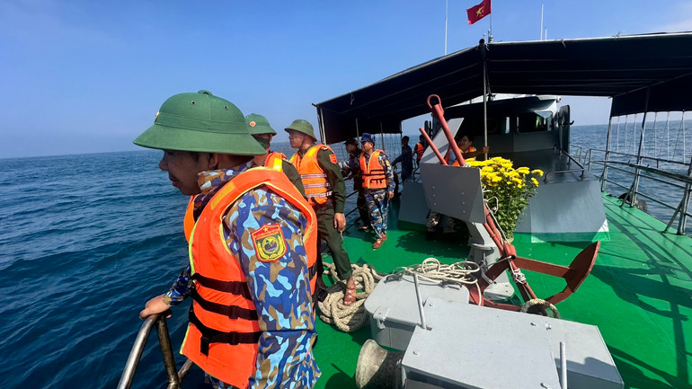 Lực lượng Bộ đội Biên phòng Quảng Ngãi nỗ lực tìm kiếm 2 ngư dân mất tích.